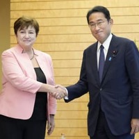 IMFのゲオルギエワ専務理事（左）と面会した岸田首相＝19日午前、首相官邸