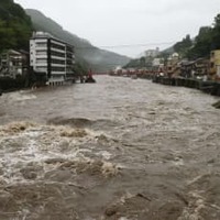 大雨の影響で水位が増し、茶色く濁った大分県日田市の玖珠川＝19日午前10時14分