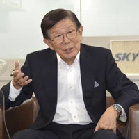 インタビューに応じるスカイマークの洞駿社長
