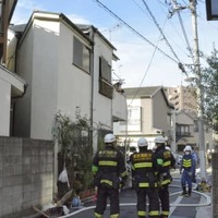 住宅火災が発生した東京都荒川区の現場＝20日午前