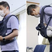 抱っこひものベルトをきちんと締めた安全な使用方法（左）と、締め付けが緩んでいる危険な使用方法＝20日午後、消費者庁（使用している製品は実際の事故とは関係ありません）