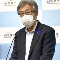 記者会見する気象庁の長谷川直之長官＝20日午後、気象庁