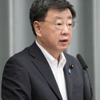 記者会見する松野官房長官＝20日午前、首相官邸