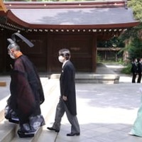 明治天皇百十年祭に際し、明治神宮を参拝される秋篠宮ご夫妻＝21日午後、東京都渋谷区（代表撮影）