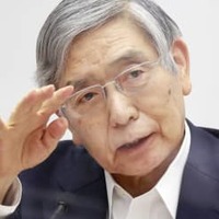 金融政策決定会合後、記者会見する日銀の黒田総裁＝21日午後、日銀本店