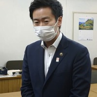 取材に応じる大阪府泉南市の山本優真市長＝21日午後、泉南市役所