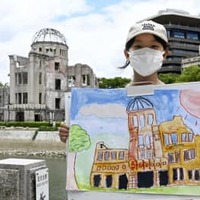原爆ドームの絵を描いた栗原莉奈さん＝23日午後、広島市の平和記念公園