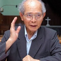 インタビューに答える金城重明さん＝2007年6月