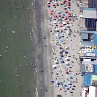 23日、海水浴客でにぎわう神奈川県逗子市の逗子海岸