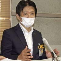 記者会見する名古屋市教育委員会の坪田知広教育長＝26日、名古屋市役所