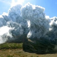 御嶽山が噴火し、頂上付近を覆う噴煙＝2014年9月27日（登山者提供）