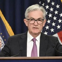 FRB本部で記者会見するパウエル議長＝27日、ワシントン（共同）