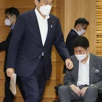 臨時閣議に臨む岸田首相（左）＝29日午後、首相官邸
