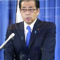 記者会見する自民党の福田総務会長＝29日午後、東京・永田町の党本部