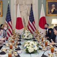 米ワシントンで会談する林外相（右手前から2人目）とブリンケン米国務長官（左手前から2人目）＝29日（外務省提供・共同）