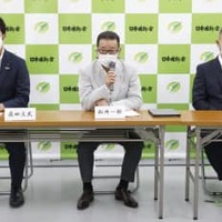 日本維新の会の臨時党大会で、あいさつする松井一郎代表。左は藤田文武幹事長、右は馬場伸幸共同代表＝30日午後、大阪市