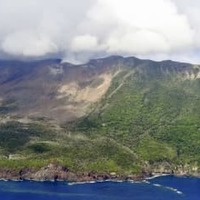 鹿児島県の口永良部島＝5月（共同通信社ヘリから）