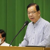 第6回中央委員会総会で発言する共産党の志位委員長＝1日午前、東京都渋谷区の党本部