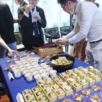 タイの首都バンコクの日本料理店で開かれた、実証実験で日本から空輸された魚などを使った料理の試食会＝6月（NNA＝共同）