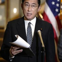 1日、NPT再検討会議での演説後、記者団の取材に応じる岸田首相＝米ニューヨーク（共同）