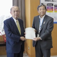 二之湯防災相（左）に要望書を手渡した和歌山県の仁坂吉伸知事＝2日午後、内閣府