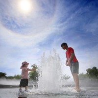 猛暑日が続く中、群馬県伊勢崎市の公園の噴水で遊ぶ子ども＝2日午後