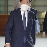 首相官邸に入る岸田首相＝3日午前