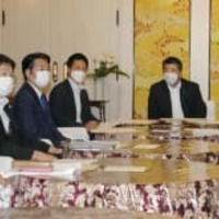 国会内で開かれた、政府と与野党の新型コロナウイルス対策に関する連絡協議会＝4日午前