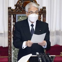 参院本会議で、安倍元首相への弔詞を朗読する尾辻秀久参院議長＝5日午前
