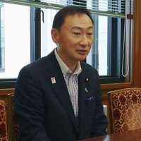 国会内で記者団の取材に応じる日本維新の会の東徹前総務会長＝5日午後