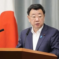 記者会見する松野官房長官＝5日午前、首相官邸