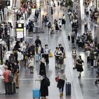 お盆休みを前に帰省や旅行客らで混雑する羽田空港の出発ロビー＝6日午前