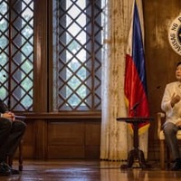 6日、フィリピン・マニラで会談するマルコス大統領（右）とブリンケン米国務長官（ゲッティ＝共同）
