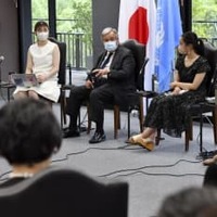 若者との対話イベントに参加した国連のグテレス事務総長（中央）＝6日午後、広島市