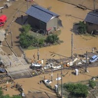 5日、JR北陸線の線路上に乗り上げたまま残っていた乗用車やがれき＝福井県南越前町（共同通信社ヘリから）