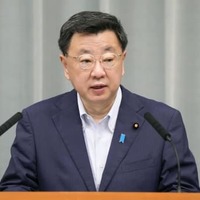 記者会見する松野官房長官＝8日午前、首相官邸
