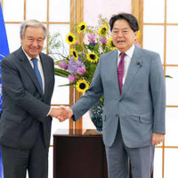 会談を前に、握手を交わす国連のグテレス事務総長（左）と林外相＝8日午前、外務省