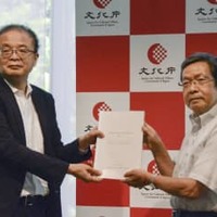 文化系部活動に関する提言を手渡す有識者会議座長の北山敦康静岡大名誉教授（右）＝9日午後、東京都千代田区
