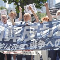 安倍元首相の国葬差し止めなどを求める訴訟を起こした市民団体のメンバーら＝9日午後、東京地裁前