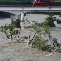 大雨で増水した青森県弘前市の岩木川＝10日午前5時30分