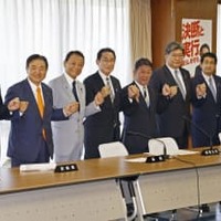 自民党の臨時総務会で記念撮影する（左から）森山選対委員長、遠藤総務会長、麻生副総裁、岸田首相（総裁）、茂木幹事長、萩生田政調会長、関口参院議員会長、世耕参院幹事長＝10日午前10時21分、東京・永田町の党本部