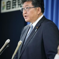 記者会見する自民党の萩生田政調会長＝10日午前10時52分、東京・永田町の党本部