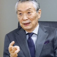 インタビューに応じる三陽商会の大江伸治社長