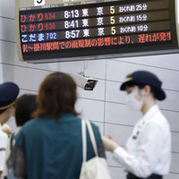 雨の影響で、新幹線に遅れが出ていることを示すJR静岡駅の電光掲示板＝13日午前8時41分