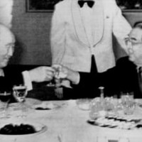 北朝鮮を訪問し金日成主席（右）と会談する文鮮明氏＝1991年12月（ロイター＝共同）