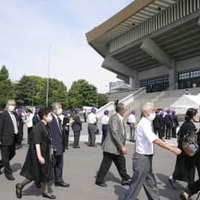 全国戦没者追悼式に向かう参列者ら＝15日午前、東京・日本武道館