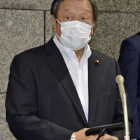 オースティン米国防長官との電話会談後、記者団の取材に応じる浜田防衛相＝16日午前、防衛省