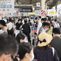 お盆休みの帰省や旅行客らで混雑するJR東京駅の東海道新幹線ホーム＝11日