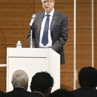 保健分野の課題を話し合うフォーラムで講演するビル・ゲイツ氏＝18日午後、東京都千代田区