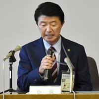 7月、不信任決議の可決後、記者会見する東京都あきる野市の村木英幸市長（当時）＝あきる野市役所